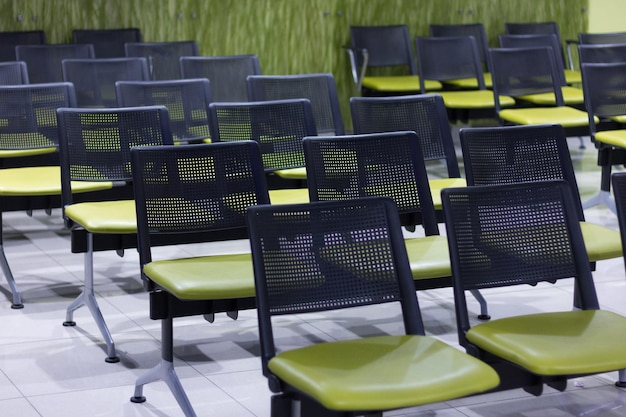 배경에 녹색 의자와 녹색 벽으로 가득한 빈 병원 대기실의 전망