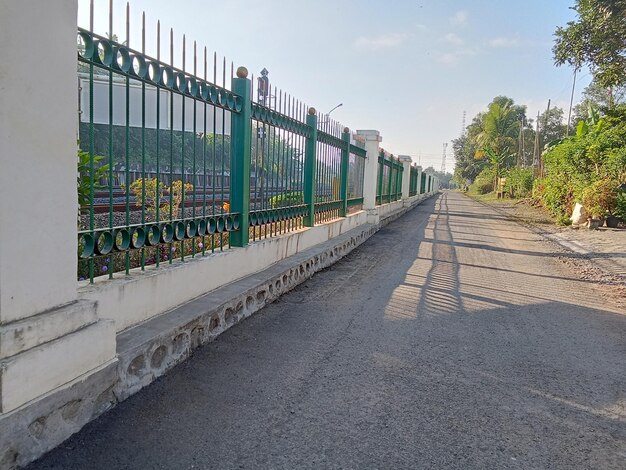 Вид на пустую дорогу рядом с железнодорожными путями