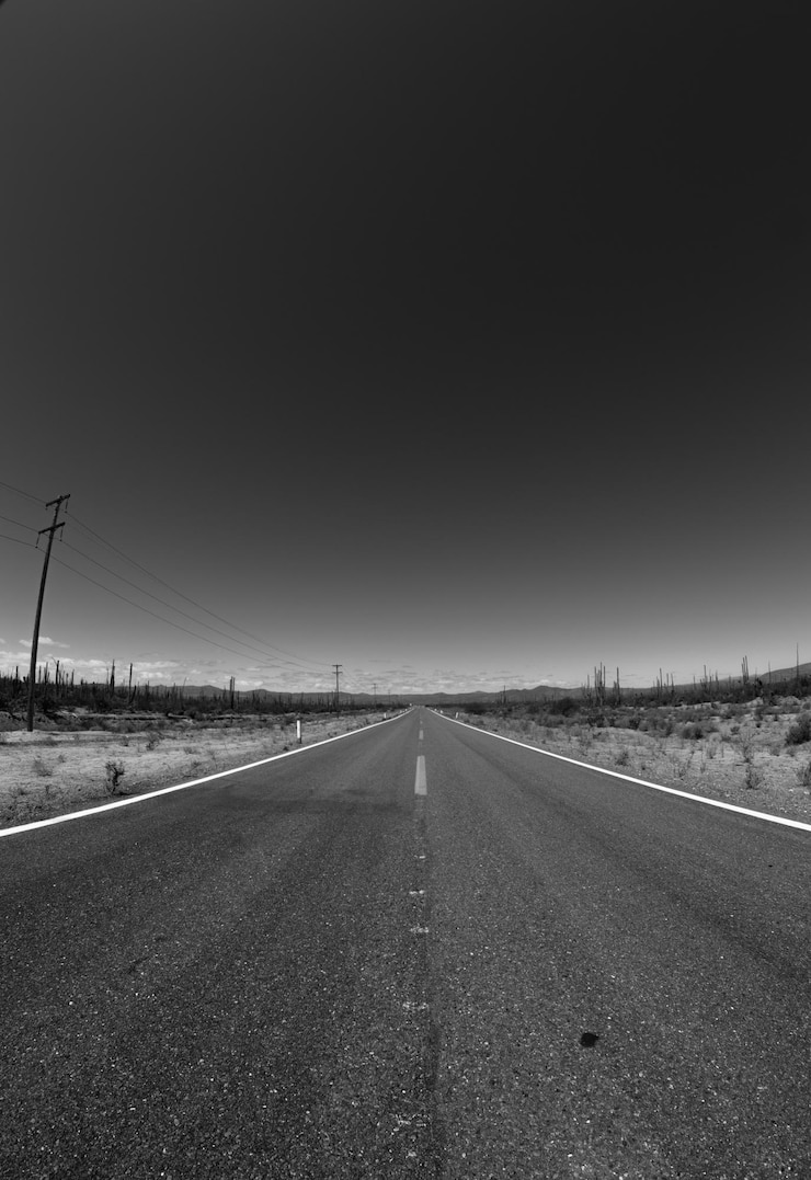 Photo view of empty road