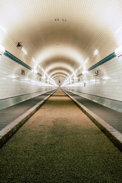 Foto vista di una galleria vuota della metropolitana