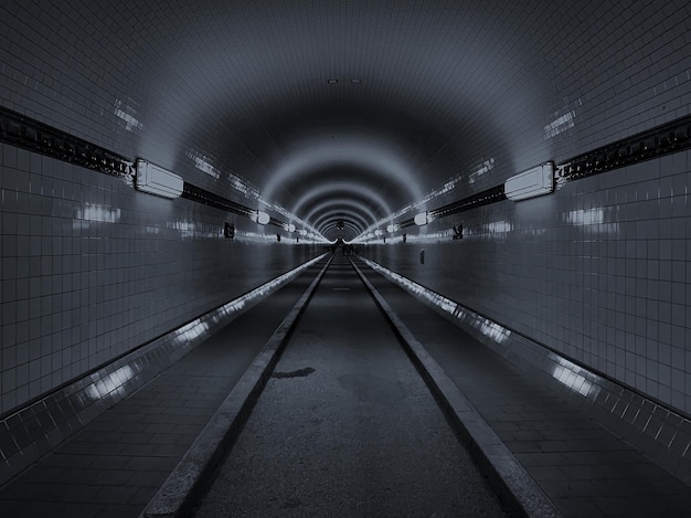 空の地下鉄のトンネルの景色