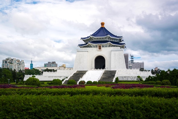 Vista del cancello d'ingresso alla sala commemorativa del monumento in una bella giornata di sole. un'attrazione turistica molto famosa nella capitale di taipei. piazza della libertà o piazza della libertà a taiwan.