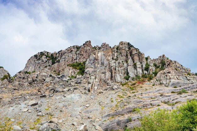 Visualizza le rocce erose del monte demerdzhi dal parco