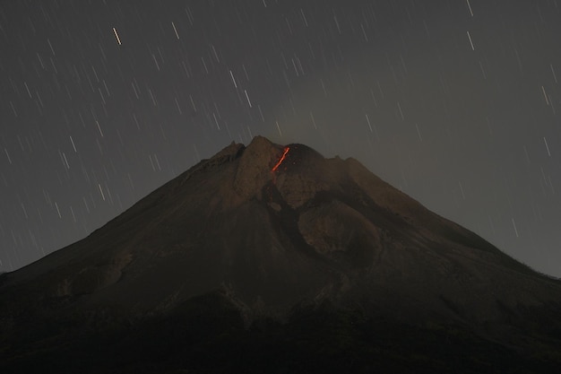 夜の火山の噴火の眺め