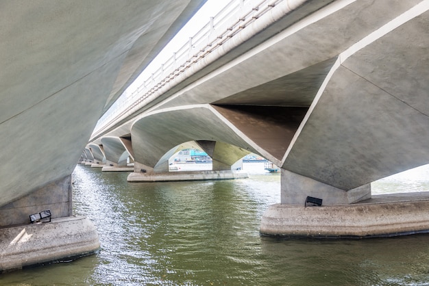 エスプラネード橋、シンガポールの下で表示します。