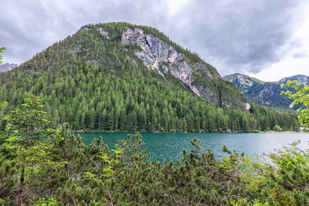 Vista della sera lago di braies nelle alpi italiane