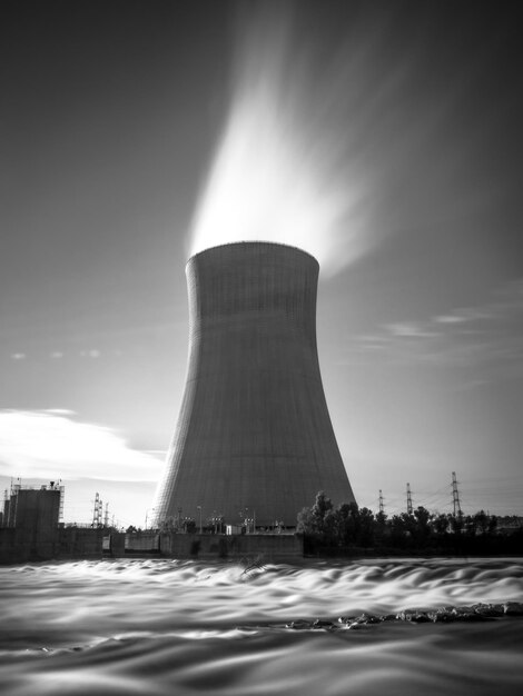 Foto vista della fabbrica contro un cielo nuvoloso