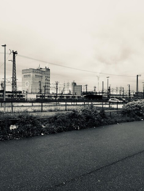 Photo view of factory against cloudy sky