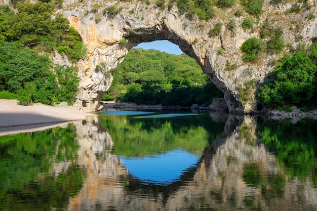 Vista del famoso arco a vallonpontd'arc