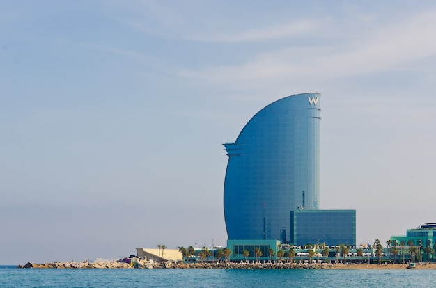 Vista della famosa spiaggia di barceloneta e w barcelona