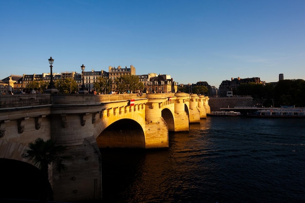 Вид на знаменитый мост Pont Neuf на солнечном летнем закате в Париже