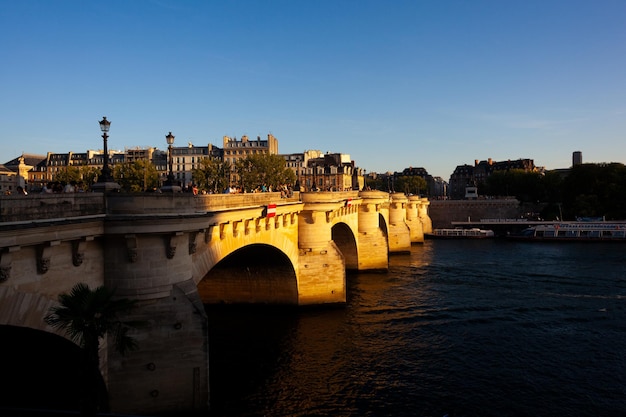 Vista del famoso ponte chiamato pont neuf al tramonto estivo soleggiato parigi