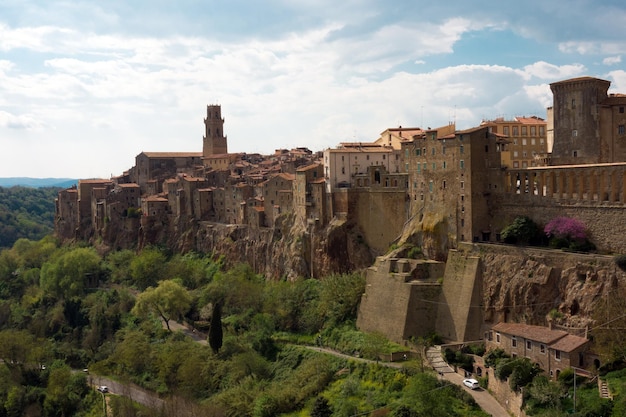 視点から見た有名なイタリアの町ピティリアーノの眺め