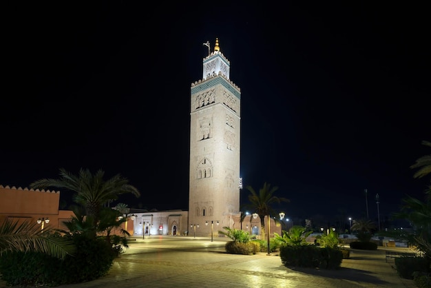 Vista della famosa moschea koutoubia di notte