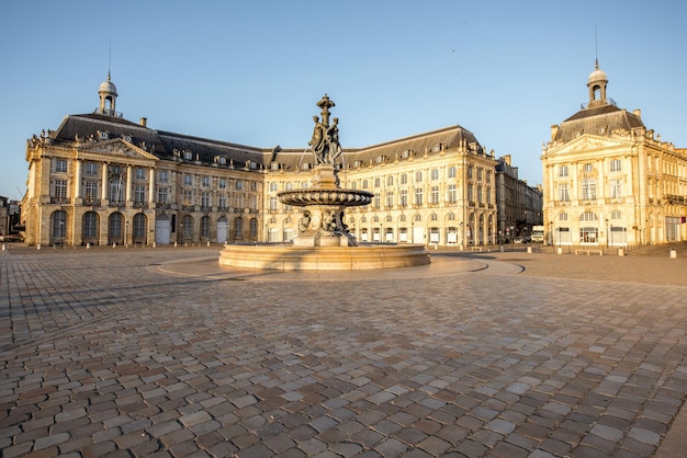 프랑스 보르도(Bordeaux) 시에서 아침에 분수가 있는 유명한 라 부르스(La Bourse) 광장의 전망