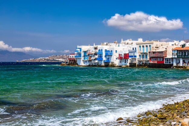 Vista delle famose case della piccola venezia dell'isola di mykonos in grecia