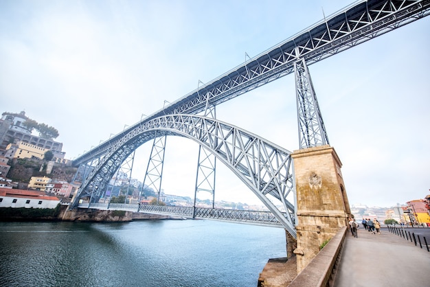 포르투갈 포르투(Porto)의 아침 햇살 동안 유명한 루이스 철교(Luis Iron Bridge)의 전망