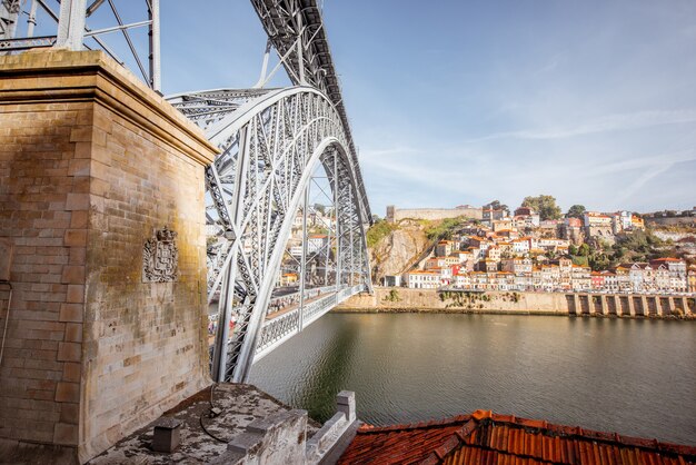 Vista sul famoso ponte di ferro luis a porto, portugal