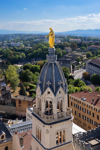 리옹의 Notredamedefourviere 대성당 꼭대기에 있는 유명한 마리 동상의 전망