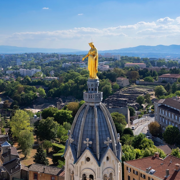 리옹의 Notredamedefourviere 대성당 꼭대기에 있는 유명한 마리 동상의 전망