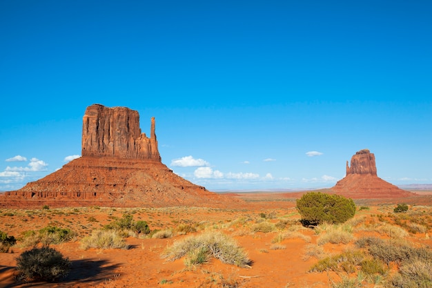 Vista della famosa monument valley con cielo blu, usa