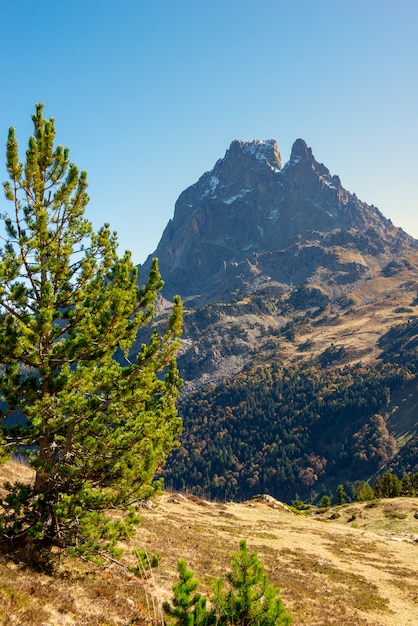 フランスのピレネー山脈の有名なPic du Midi Ossauの眺め