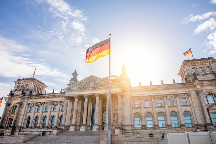 Photo 베를린(berlin) 시의 아침 햇살에 깃발이 달린 유명한 라이히타크(reichtag) 의회 건물의 전망