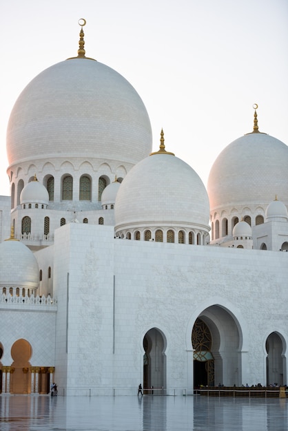 Вид на знаменитую белую мечеть шейха Зайда в Абу-Даби, ОАЭ