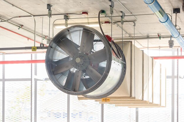 Foto vista del parcheggio del sistema di ventilazione dei ventilatori lavori di costruzione