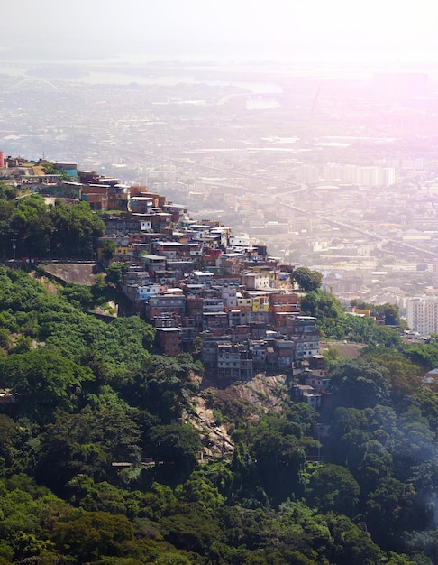 リオデジャネイロブラジルの丘の上のファベラの眺め