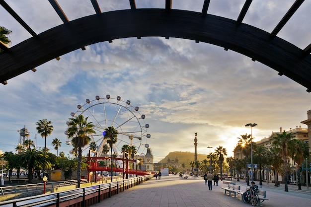 Foto vista della ruota panoramica in città