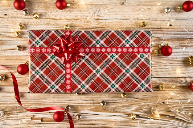 木製のクリスマス休暇にお祝いのリボンと弓のプレゼントが付いたお祝いのギフトボックスの上のビュー