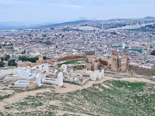 Foto vista di fez dalle tombe dei marinidi