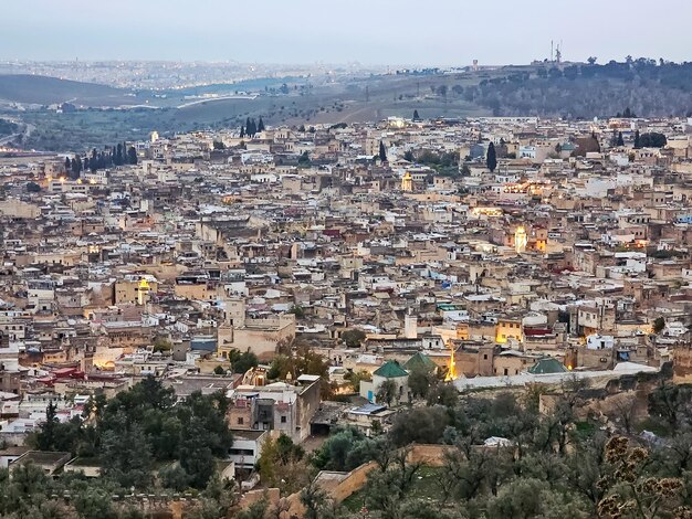 Foto vista di fez dalle tombe dei marinidi