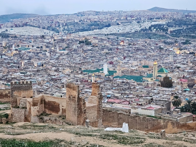 Foto vista di fez dalle tombe dei marinidi