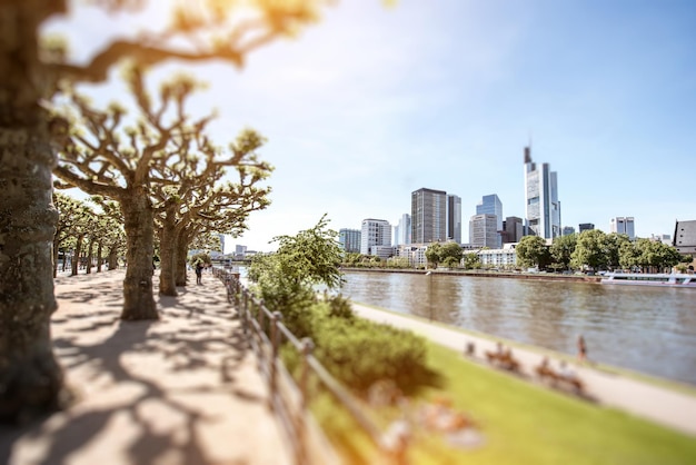 독일 프랑크푸르트 시(Frankfurt city)의 마인 강(Main river)과 공원이 있는 금융 지구(financial district)의 전망