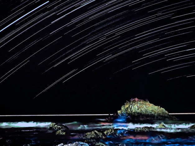 Foto visto dei fuochi d'artificio contro il cielo notturno