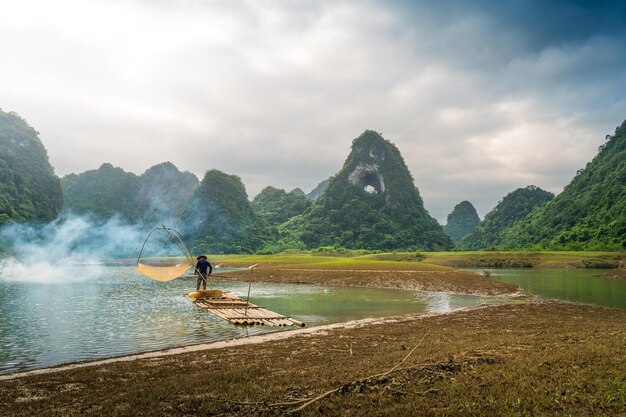 베트남 트라 린 카오방 지방의  산에서 강에서 시를 하는 어부들의 모습, 호수 구름이 가득한 자연과 함께 여행과 풍경 개념