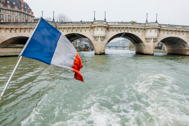 Foto vista della bandiera sul fiume contro un cielo limpido