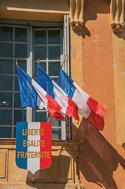 フランスのプロヴァンスにあるヴィンセの市庁舎の風に浮かぶ旗の景色