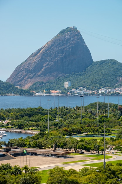 Vista della discarica fiamminga, del pan di zucchero e della baia di guanabara a rio de janeiro in brasile.