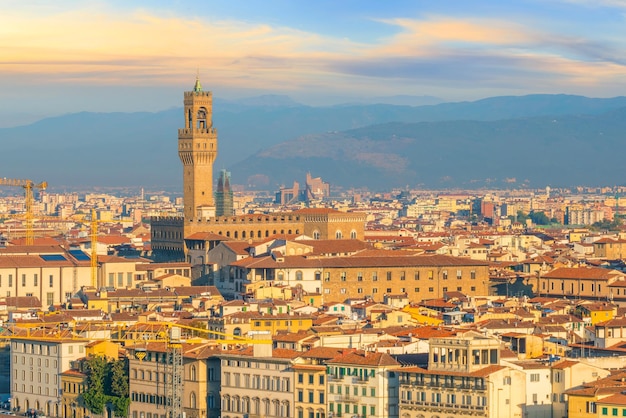 イタリアの夕暮れ時の上から見たフィレンツェの街のスカイラインの眺め