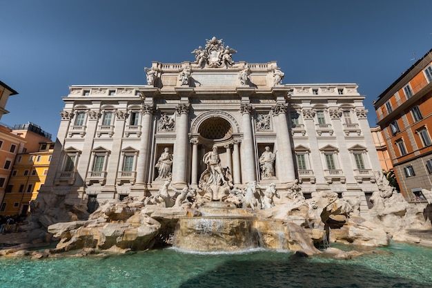 이탈리아 라치오(Lazio) 로마(Roma)에 있는 폰타나 디 트레비(Fontana di Trevi) 분수의 전망.