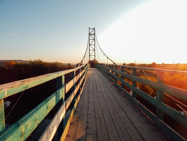 Photo view of footbridge against clear sky