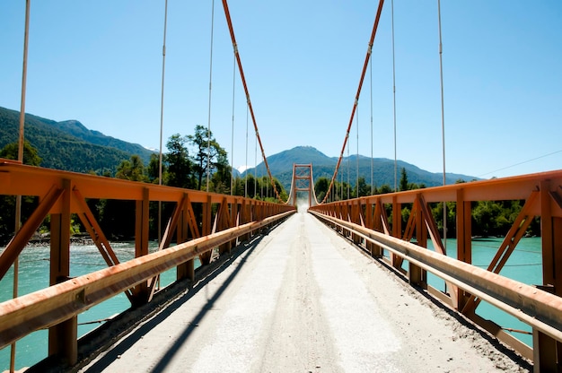 Photo view of footbridge against clear sky