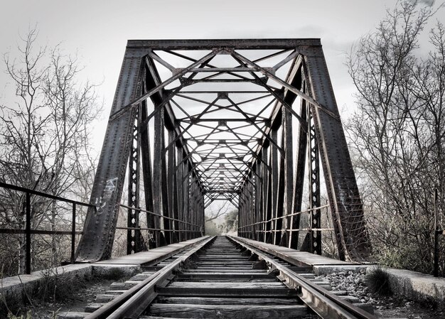 Photo view of footbridge against sky