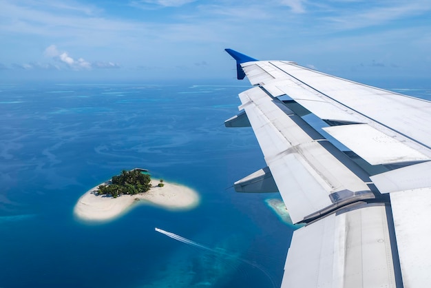 Visualizza dall'aereo dell'isola delle maldive concetto di viaggio vacanze e trasporto aereo