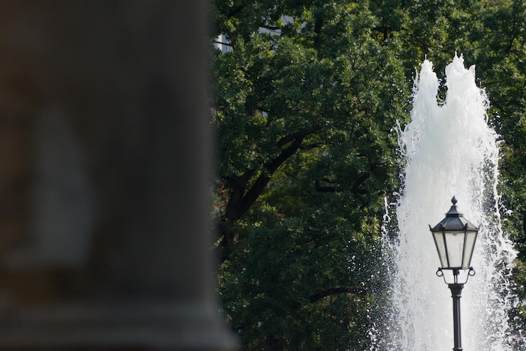 Photo view of fountain spraying water