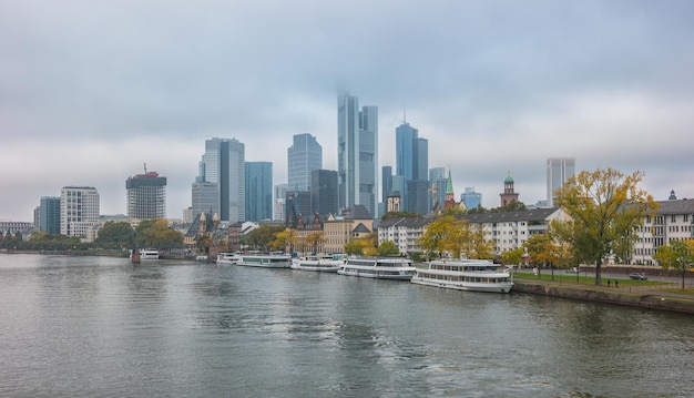 Vista dello skyline degli affari di francoforte sul fiume principale in una giornata nuvolosa. ideale per layout di siti web e riviste