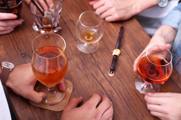 Foto visualizza gli amici che bevono bevande alcoliche nel primo piano del bar